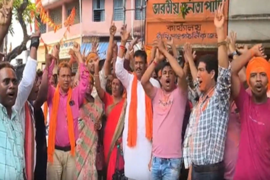 BJP Surges Ahead in Bengal: Early Trends Show Comfortable Lead Toward Majority
