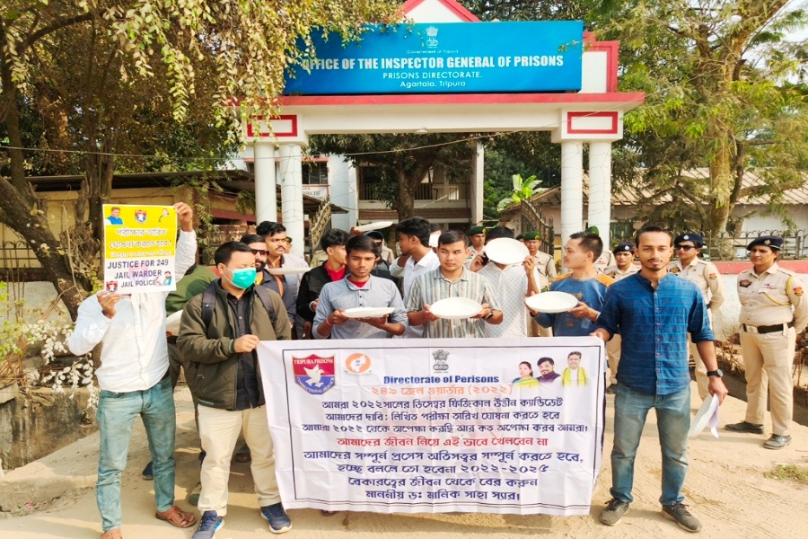 Job Aspirants of Prison Department Protest With Empty Plates in Hand