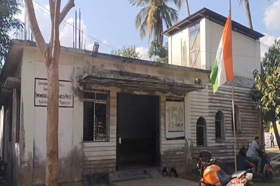 Attempt to Disrupt India-Bangladesh Trade at Manu Land Customs Fails Amid Protests