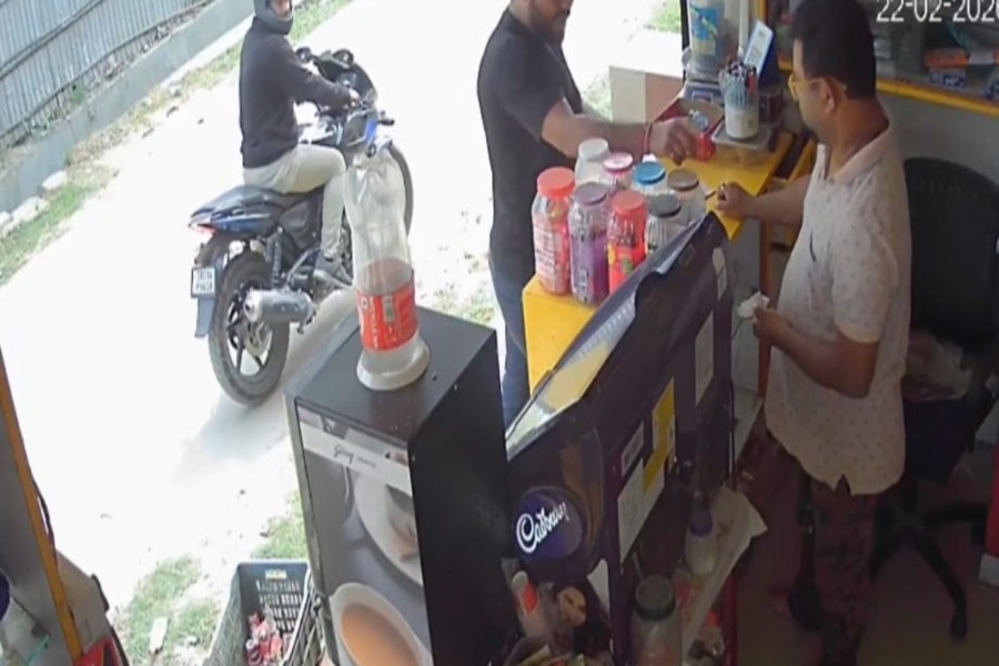 CCTV Captures Bold Daylight Gold Chain Theft in Ramnagar