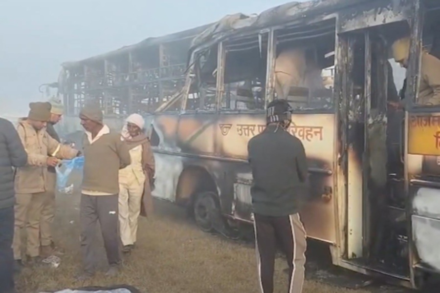 Four Dead, 25 Injured in Multi-Vehicle Pile-Up on Delhi-Agra Expressway Amid Dense Fog