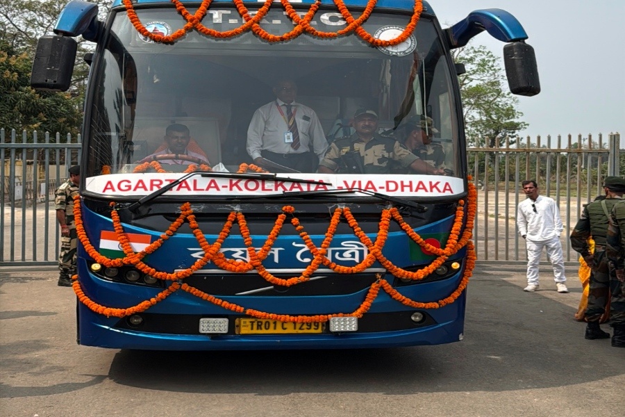 Cross-Border Bus From Dhaka Enters Tr...