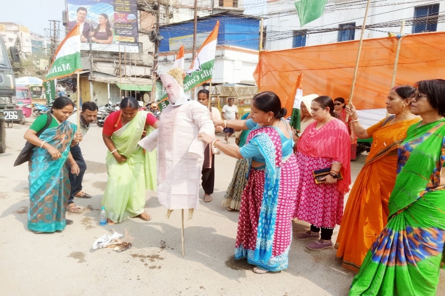 Tripura Mahila Congress Protests Alleged Brutal Assault of Student in Gurugram, Burns effigy of HM Shah