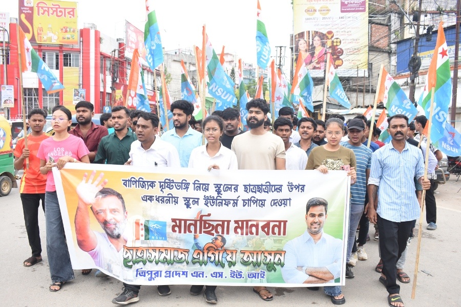 Tension Erupts at Shiksha Bhavan Over Uniform Policy, NSUI stages protest