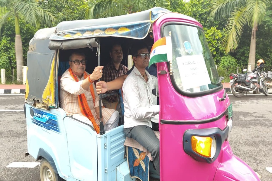 Power Minister reaches secretariat in...