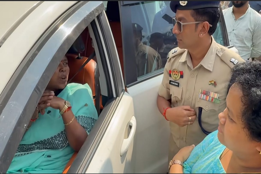 Tension Erupts in Ambassa as Police Stop Convoy of Former MoS