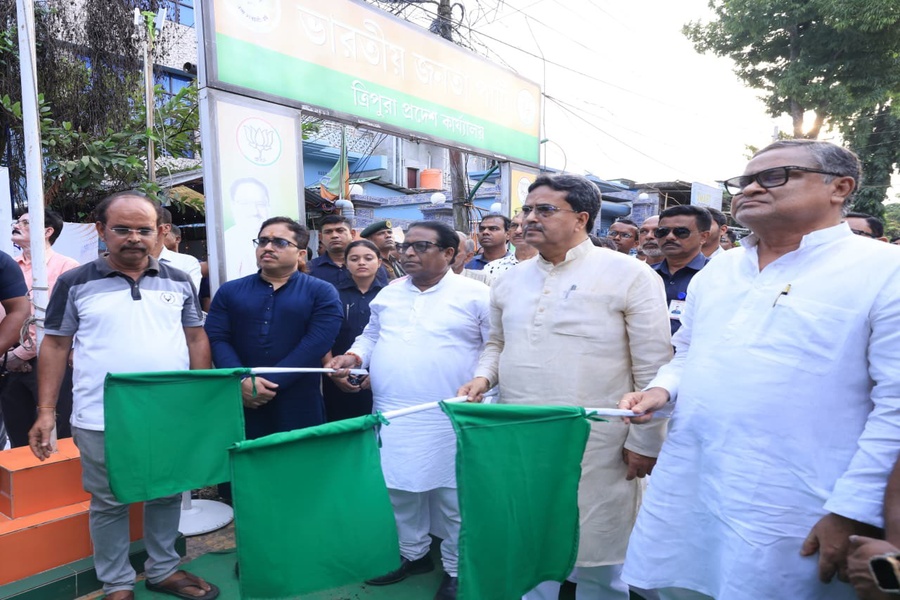 Tripura CM flags off relief materials for flood-hit Himachal Pradesh