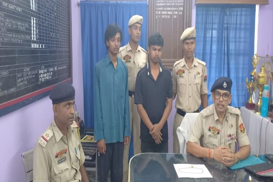 Two Snatchers Arrested, Stolen Gold C...