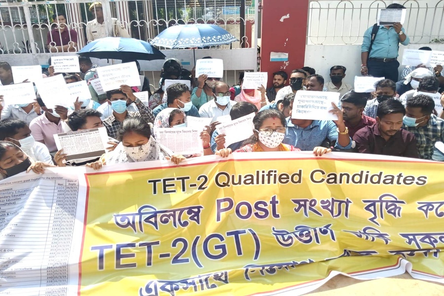 Unemployed TET Pass Candidates Stage Demonstration in front Finance Minister resident, arrested