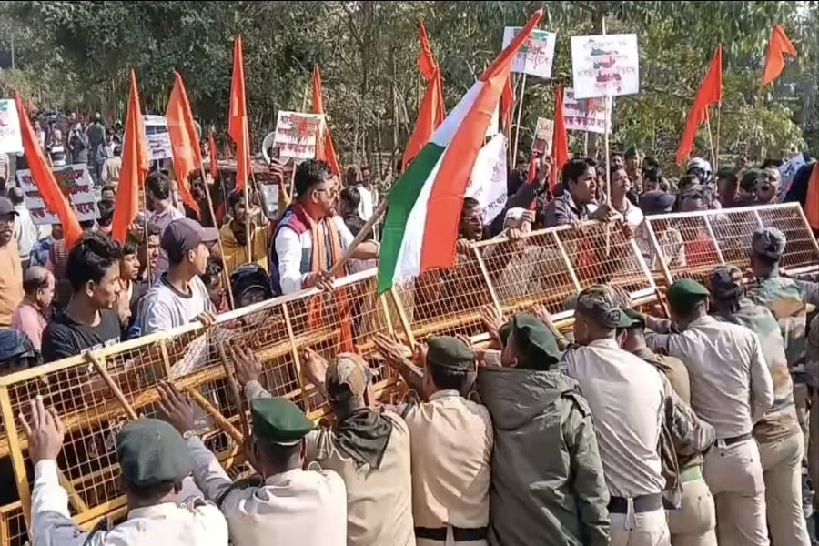 VHP Holds Protest at India-Bangladesh Border Over Persecution of Hindus in Bangladesh
